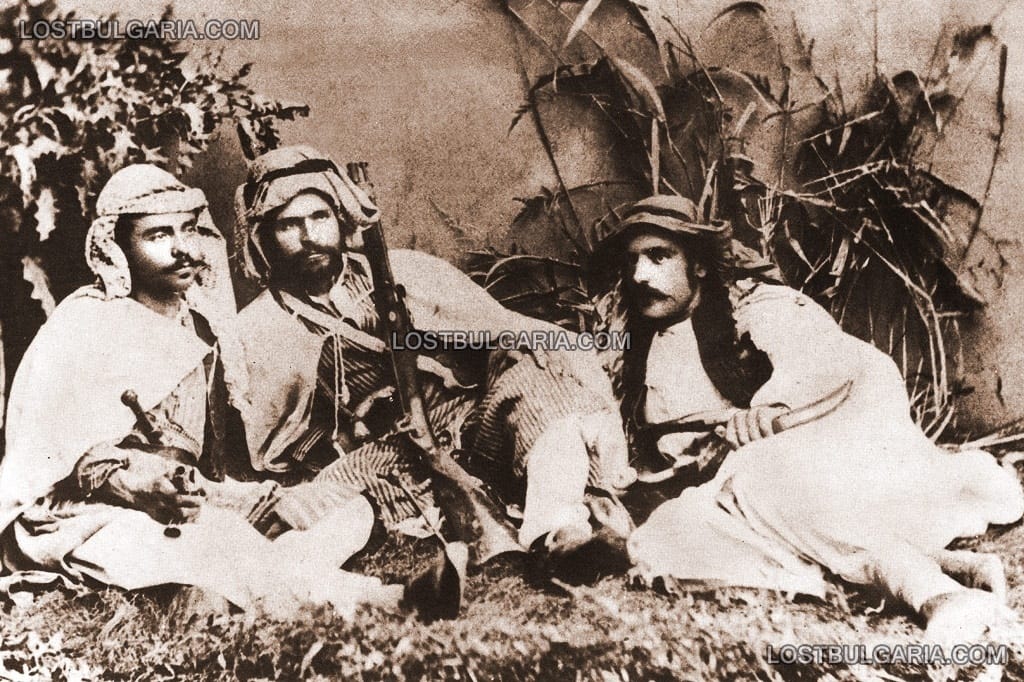 Съратници на Левски, от ляво надясно : Марин Поплуканов, Димитър Пъшков и Георги Минчев в кюрдски одежди след бягството им от Диарбекир, 1876г.