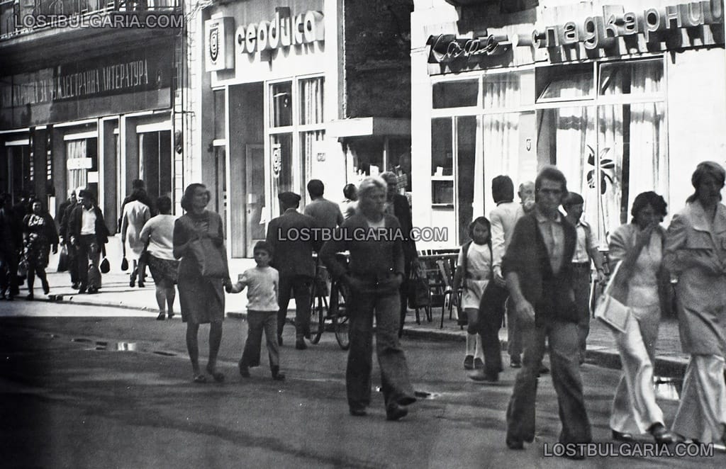 Пловдив, началото на Главната - пешеходната улица "Александър I", вляво - бившата руска книжарница, 70-те години на ХХ век