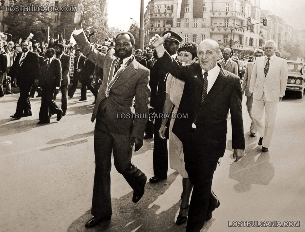София, посещение на мозамбикския лидер Самора Машел, зад Тодор Живков, в бял костюм е кметът Петър Междуречки, началото на 80-те години на ХХ век