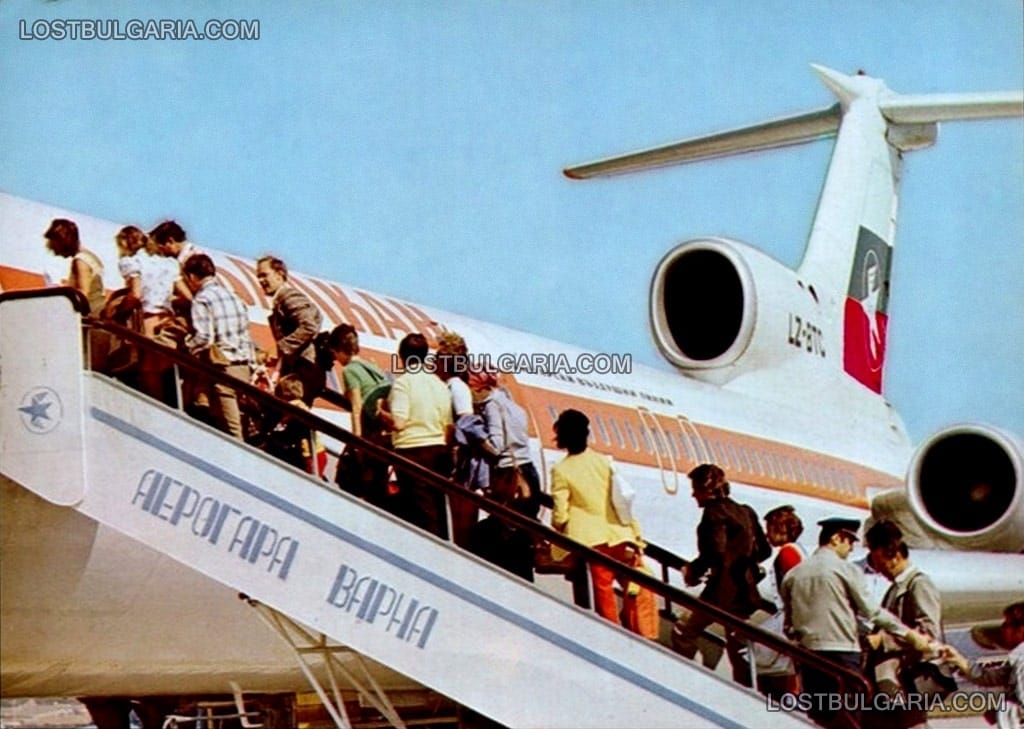 Аерогара Варна, пасажери се качват на самолет на Български въздушни линии, 80-те години на ХХ век
