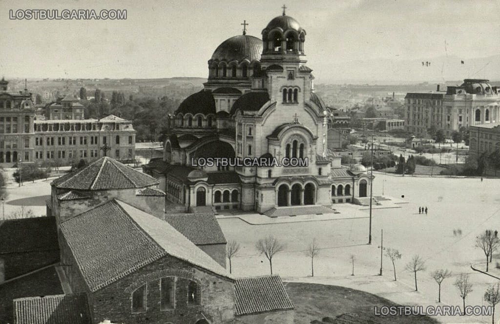 София, храмът "Св.Александър Невски", на преден план - църквата "Св.София", отзад вдясно - Ректоратът, вляво - Държавната печатница, 30-те години на ХХ век