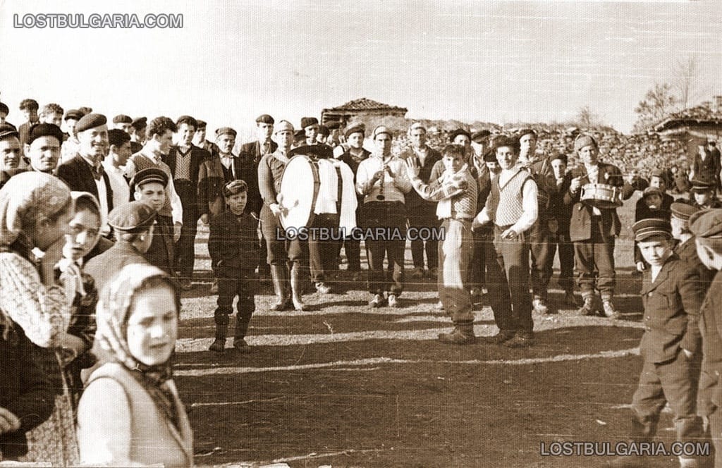 Музиканти и гости български турци на сватба, на селския мегдан в Разградско, 50-те години на ХХ век