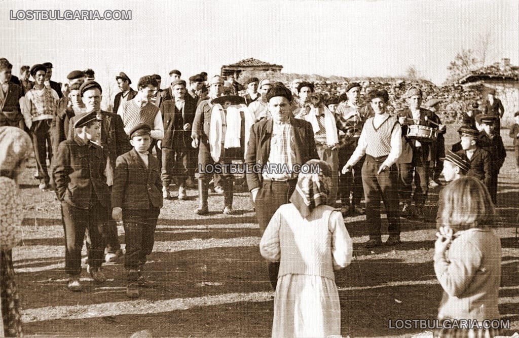 Български турци на сватба, на селския мегдан в очакване на младоженците, Разградско, 50-те години на ХХ век