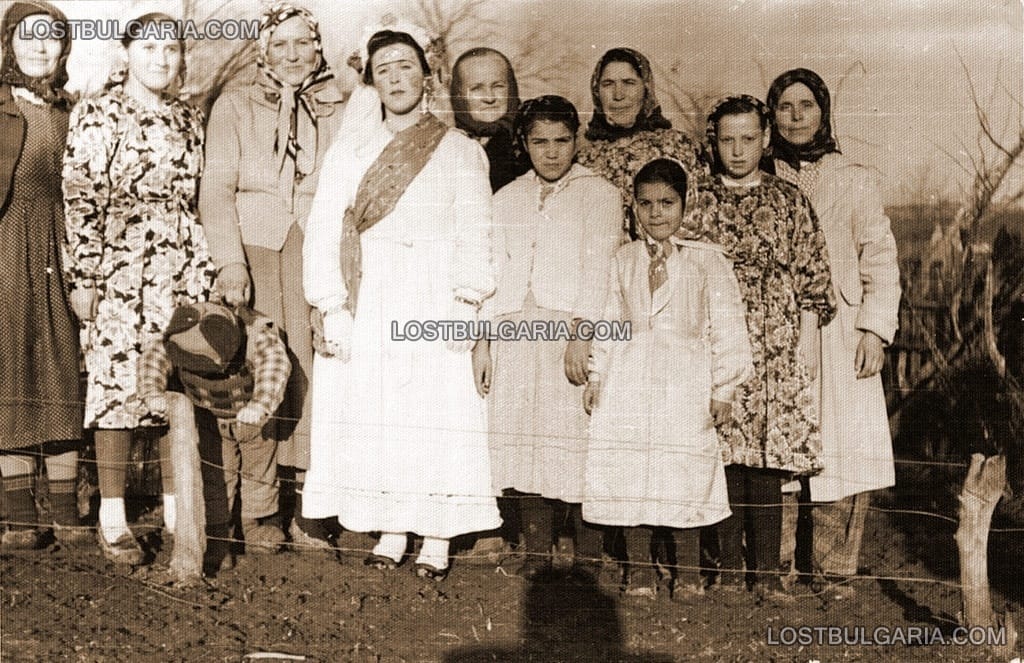Сватба в Разградско на български турци - булката и жените от родата, 50-те години на ХХ век