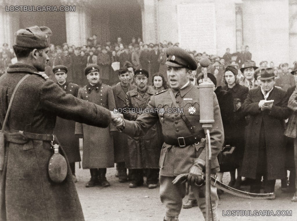 Посрещане на Българската армия - генерал Владимир Стойчев приветства войските, София 1945г.