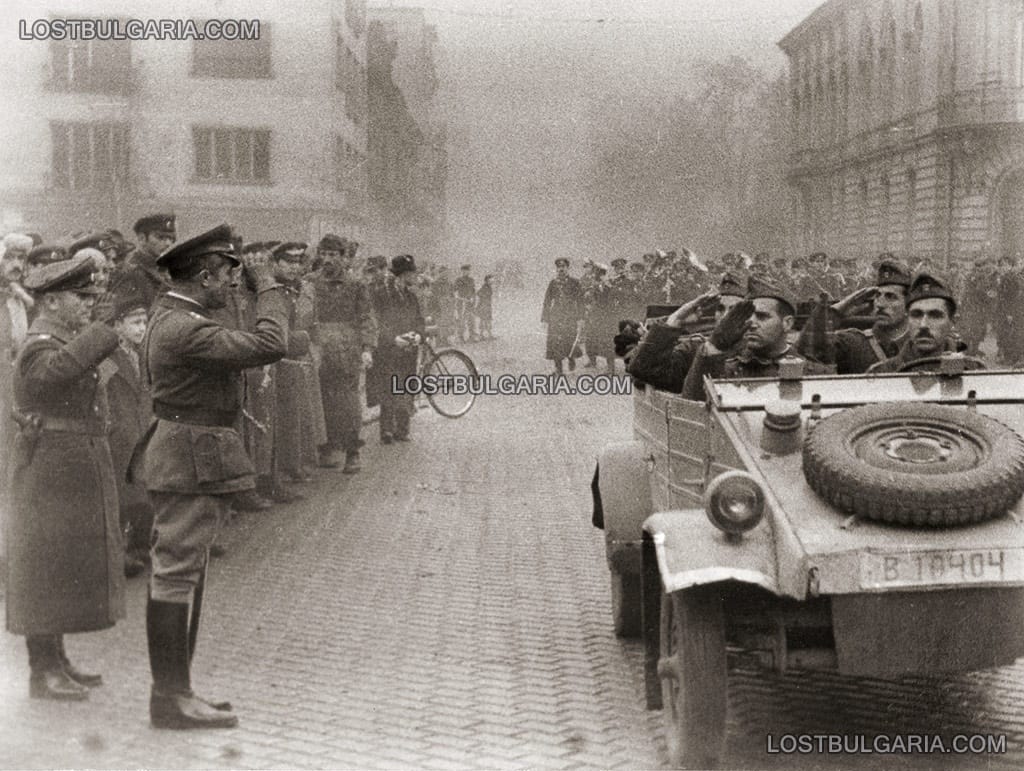 Посрещане на Българската армия - генерал Владимир Стойчев приветства войските - на преден план Кюбелваген, предшественик на Фолксваген, София 1945г.
