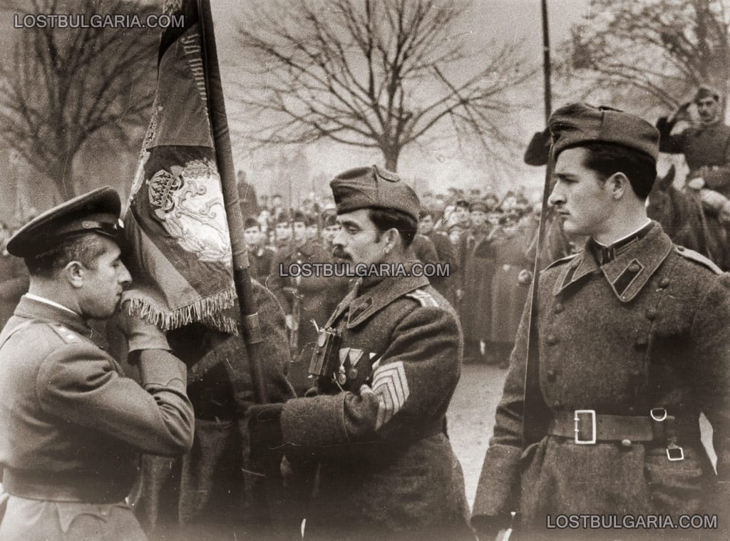 Посрещане на Българската армия - генерал Владимир Стойчев целува полковото знаме, София 1945г.