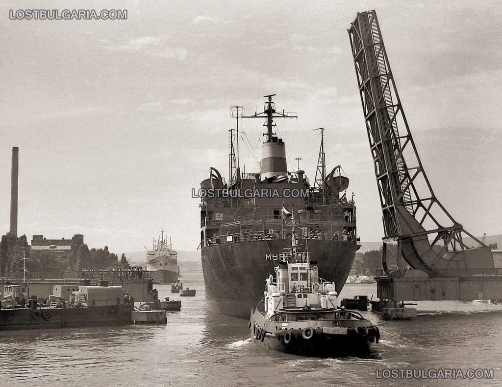 Моторен кораб "Мургаш" преминава през стария канал "море-езеро", Варна, 1968г.