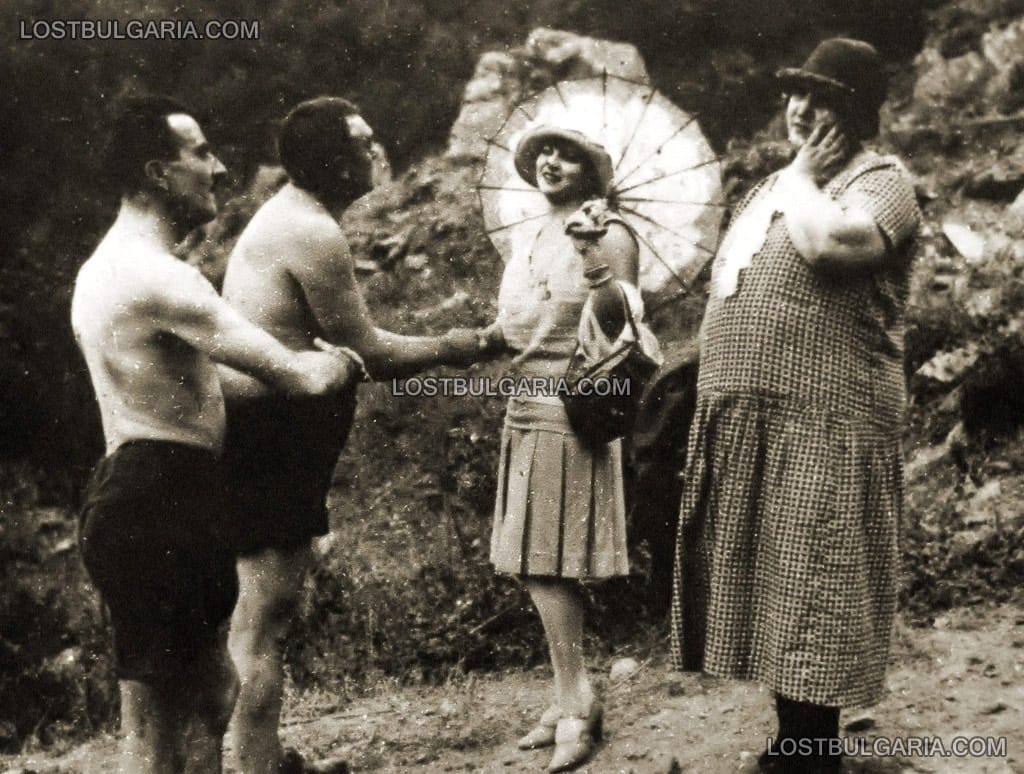 Мими Балканска (с чадъра) в кадър от филма “Весела България”, 1928г. |  Изгубената България
