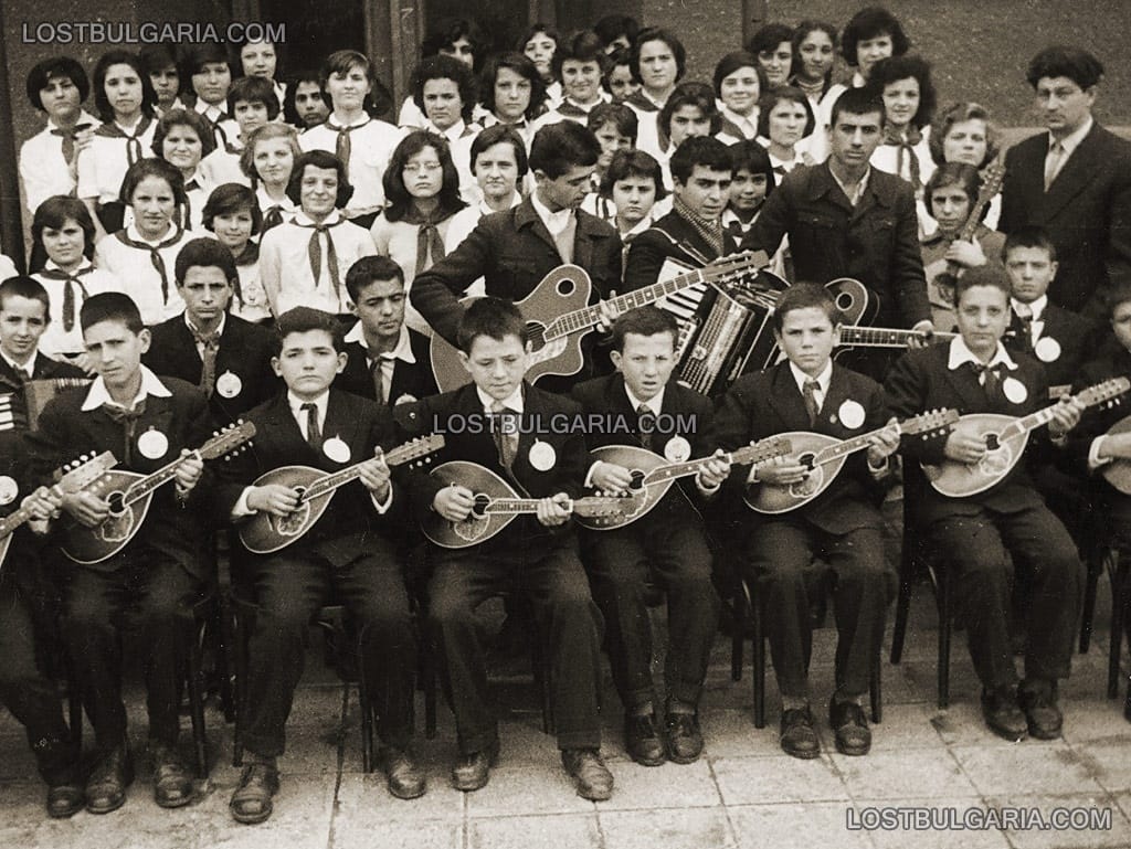 Пловдив, ученици от дома (пансион) за деца "Рада Киркович", с акордеона: Митко Щерев, 1960 г.