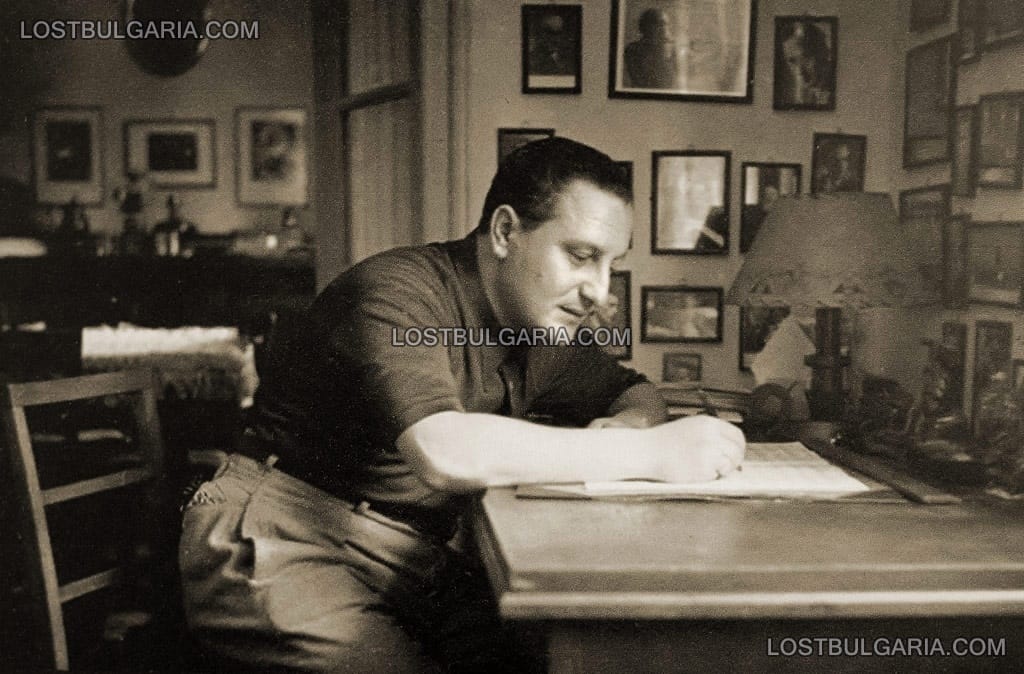 Големият композитор Панчо Владигеров в работен момент у дома си в София, 50-те години на ХХ век