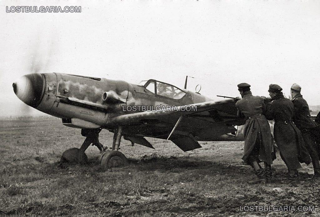 Войници помагат на затънал изтребител Messerschmitt 109G да излети