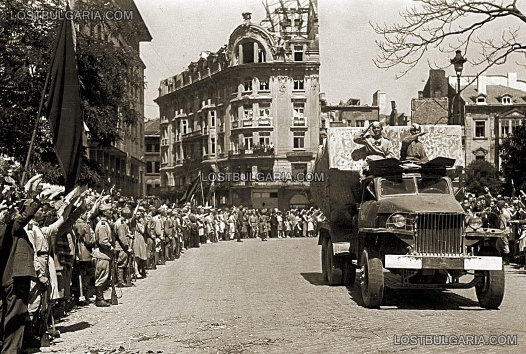 Червената армия преминава през центъра на София