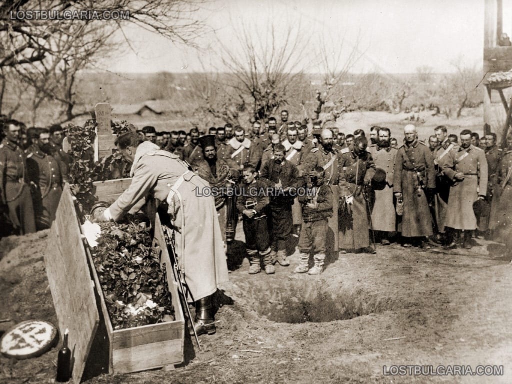 Погребение на войник, паднал на телените заграждения от защитната линия на Одрин
