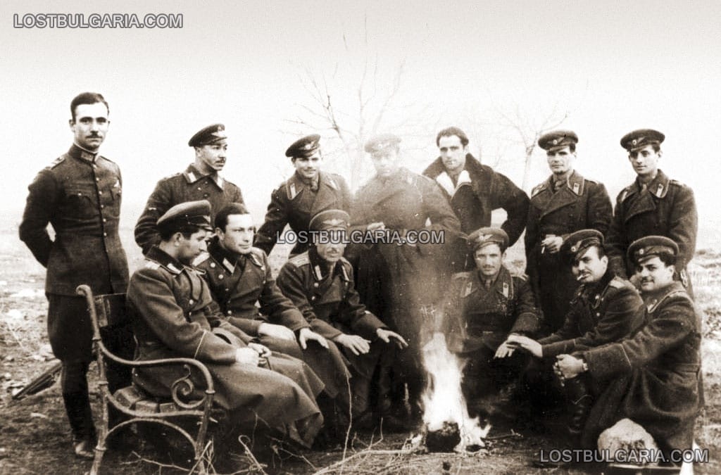 Капитан Димитър Списаревски (вторият седнал отляво) - първата българска жива торпила, сред своите другари от орляка, началото на 40-те години на ХХ век