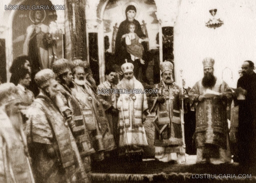 Възстановяване на българската Патриаршия, май 1953г. - литургия, отслужена от новия патриарх Кирил, шестия от дясно на ляво е бившият екзарх Стефан (с бялата брада)