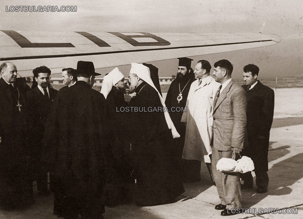 Възстановяване на българската Патриаршия, май 1953г. - новоизбраният патриарх Кирил изпраща чуждите делегати на летище София