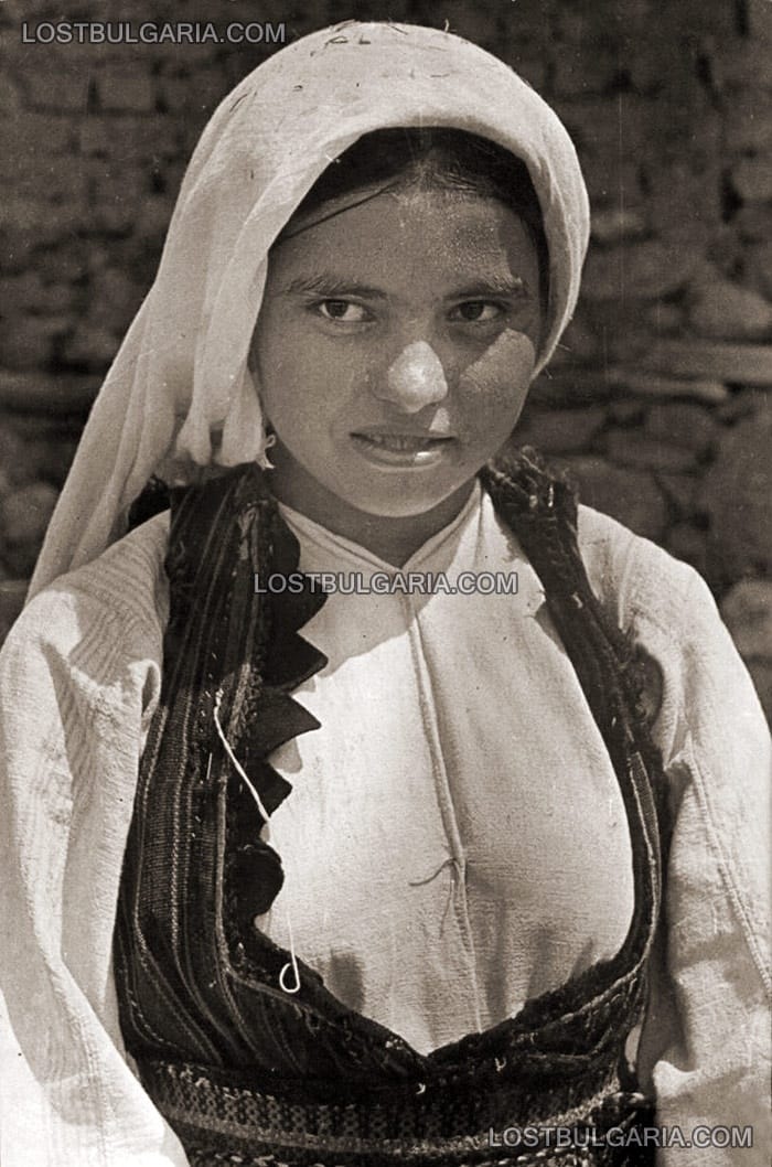 Младо момиче в народна носия, 30-те години на ХХ век