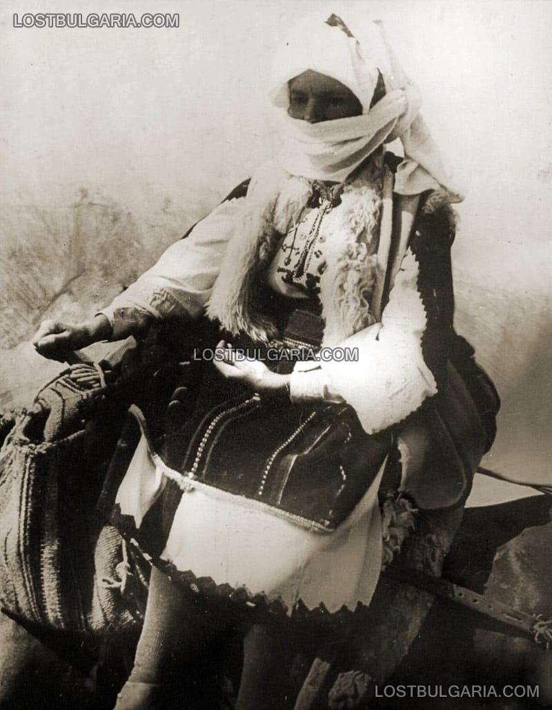 Жена в носия, седнала върху самар (седло), началото на ХХ век