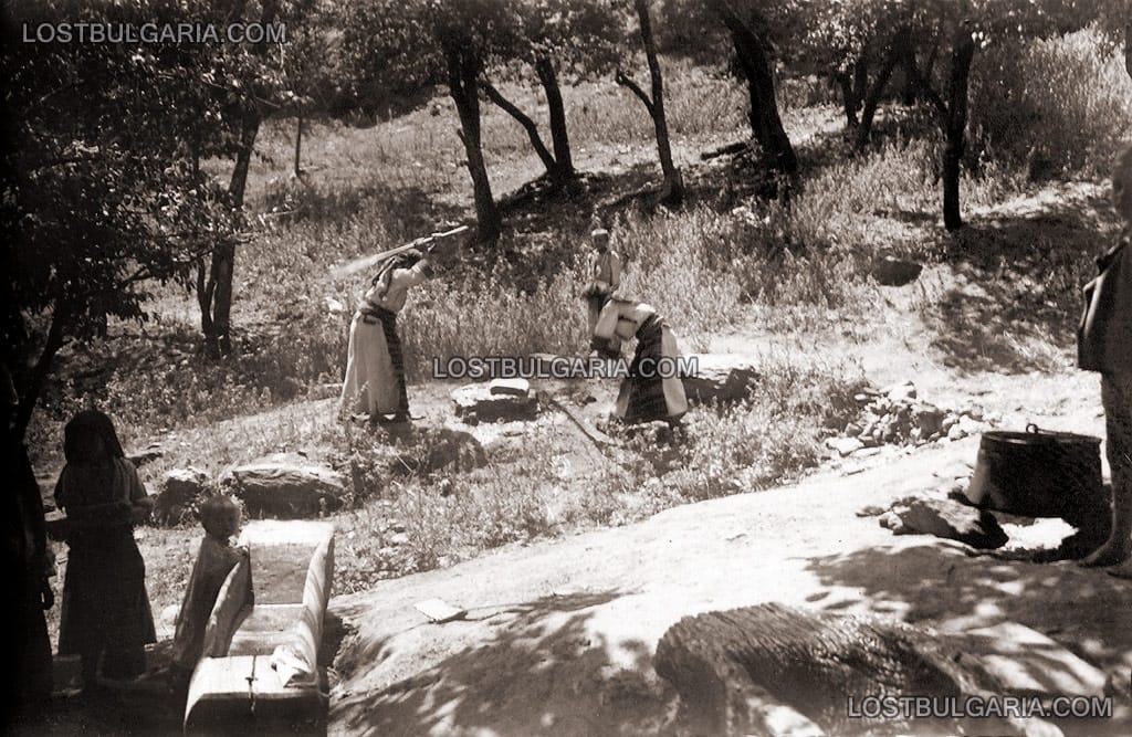 Пране на тепавица, село Растеш (днес в Македония), 30-те години на ХХ век