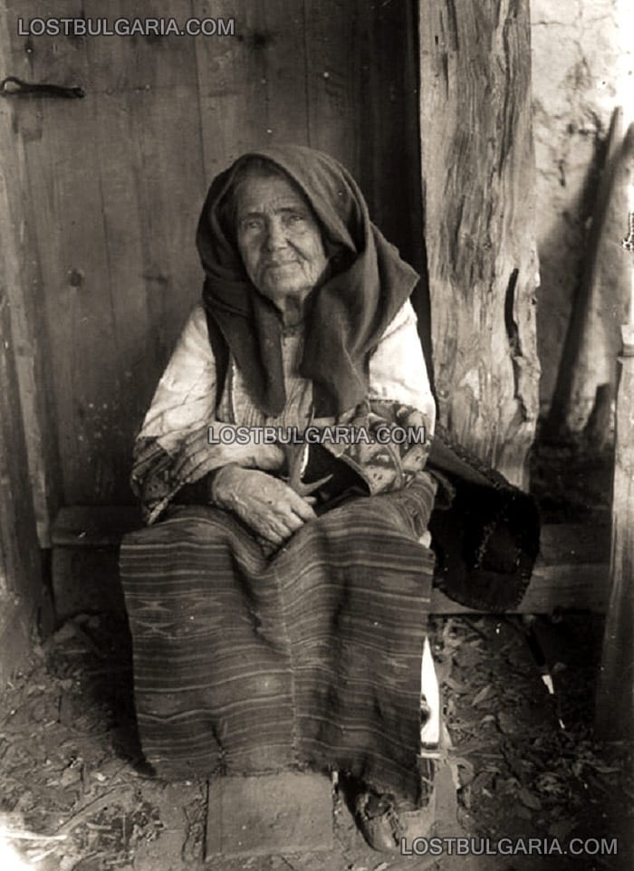 Възрастна знахарка, село Растеш (сега в Македония), 30-те години на ХХ век