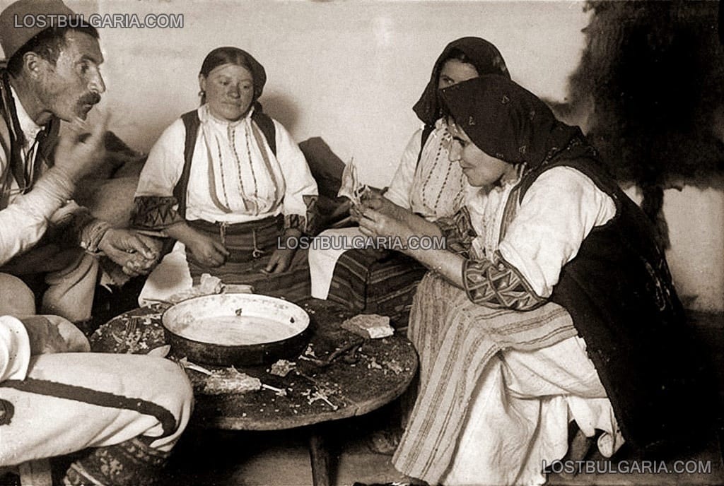 Гадаене на бъдещето по пилешки кости (кобилица), село Волче (днес в Македония), 30-те години на ХХ век