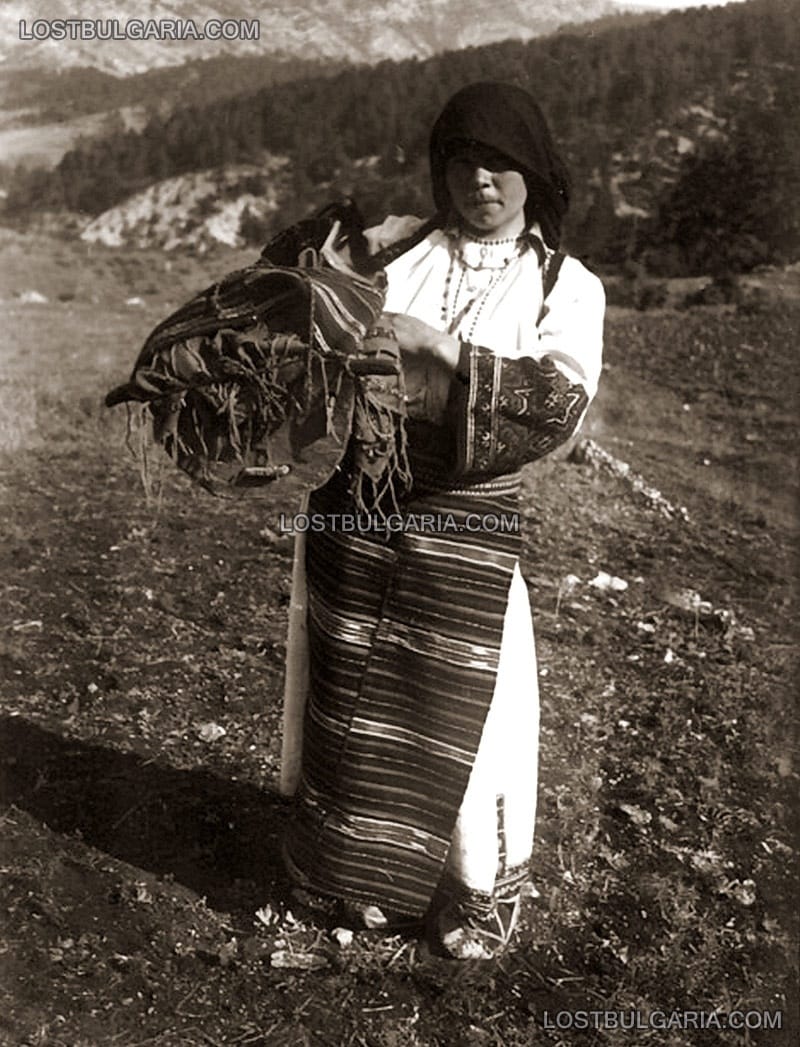Млада майка носи детето си за кръщаване, село Растеш (Македония), 30-те години на ХХ век