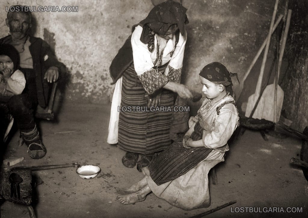 Лекуване на зрение, на болния се дава да пие "събрана" вода, село Волче (Македония), 30-те години на ХХ век