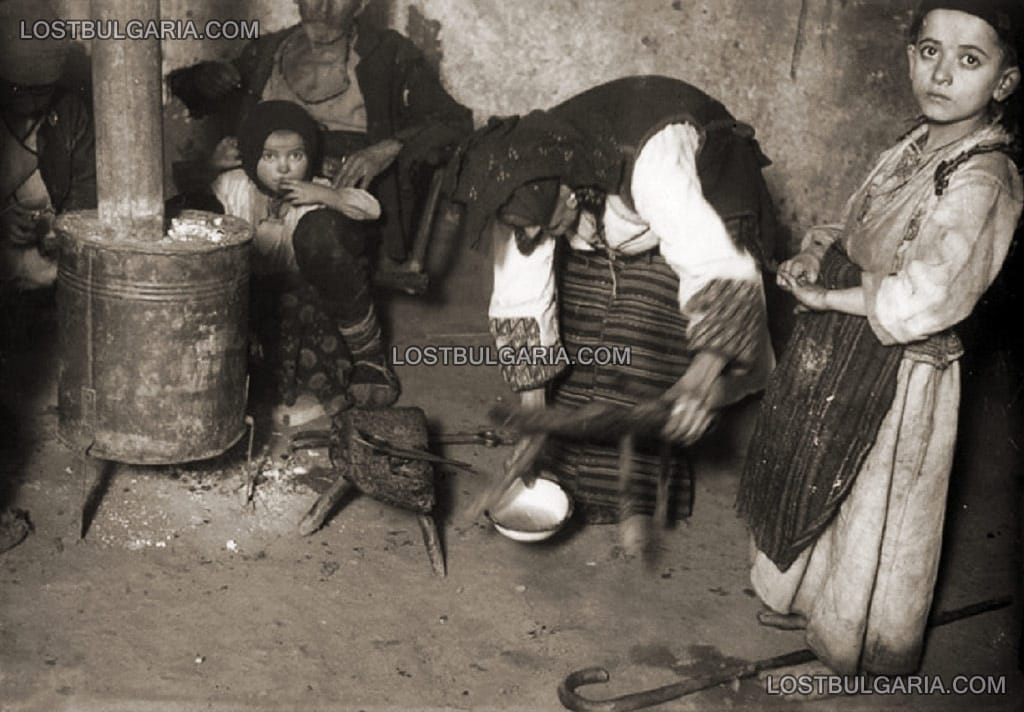 Събиране на вода за лекуване на зрение (народна медицина), село Волче, 30-те години на ХХ век