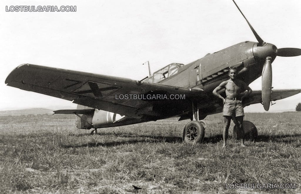 Български летец пред своя изтребител - Messerschmitt Bf 109Е