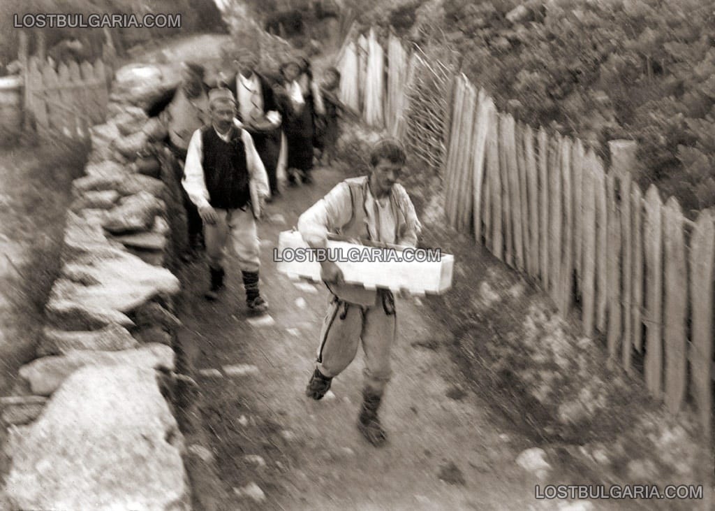 Погребение на дете - бащата сам носи ковчега на починалата си дъщеря, село Битово, 30-те години на ХХ век
