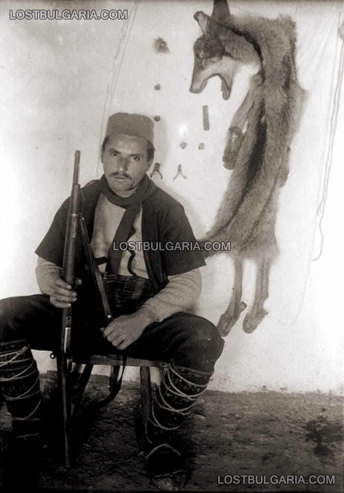 Ловец с кожата на убит от него вълк, село Волче, 30-те години на ХХ век