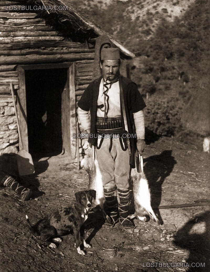 Ловец с куче и убити от него зайци, село Волче (днес в Македония), 30-те години на ХХ век