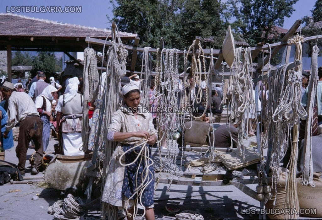 Охрид, пазара - продавачка на въжета, 1962г.