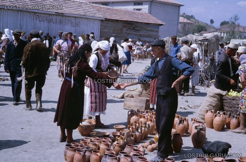 Охрид, пазара - продавач на грънци, 1962г.