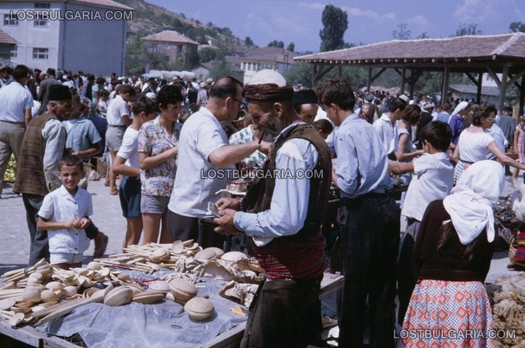 Охрид, пазара - продавач на дървени лъжици, 1962г.