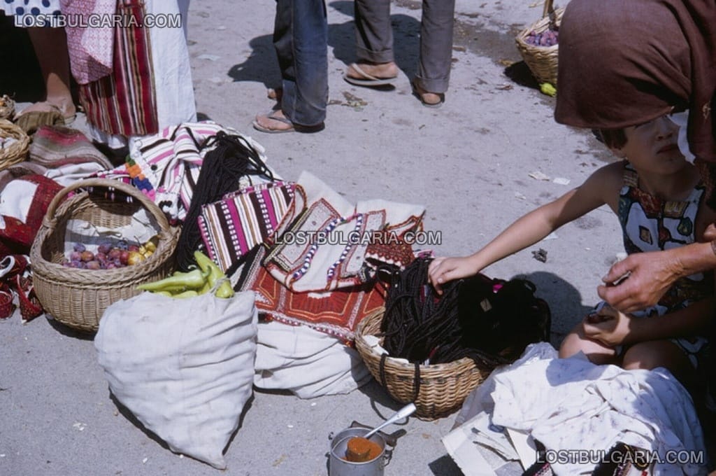 Охрид, пазара - сергия за ръчно тъкани изделия ( гайтани, престилки), 1962г.