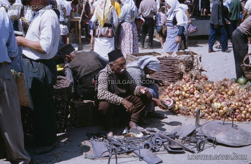 Охрид, пазара - продавач на ковашки изделия и продавачка на лук, 1962г.