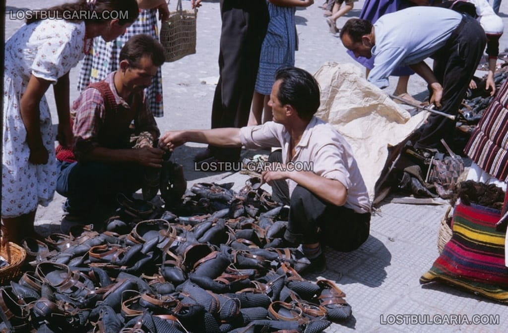 Охрид, пазара - продавач на гумени цървули (опинци) изработени от автомобилна гума, 1962г.