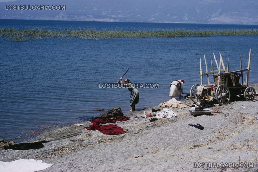Охрид, жени перат на брега на Охридското езеро, 1962г.
