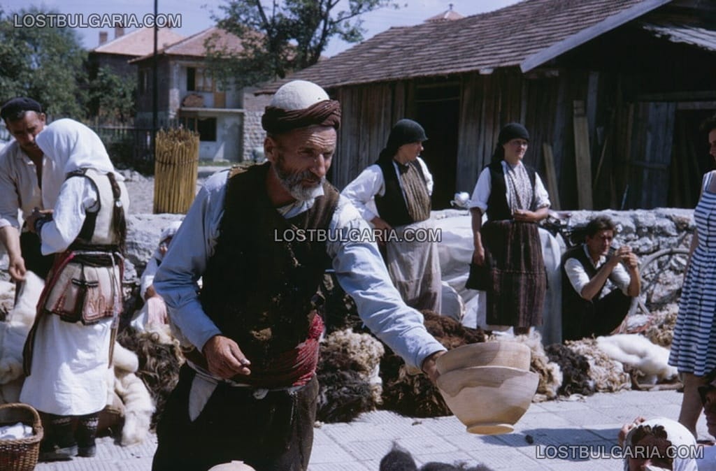 Охрид, пазара - продавач на дървени паници, 1962г.