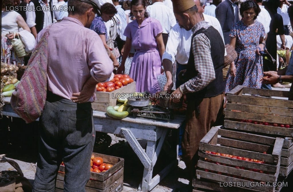 Охрид, пазара - продавач на домати и краставици, 1962г.