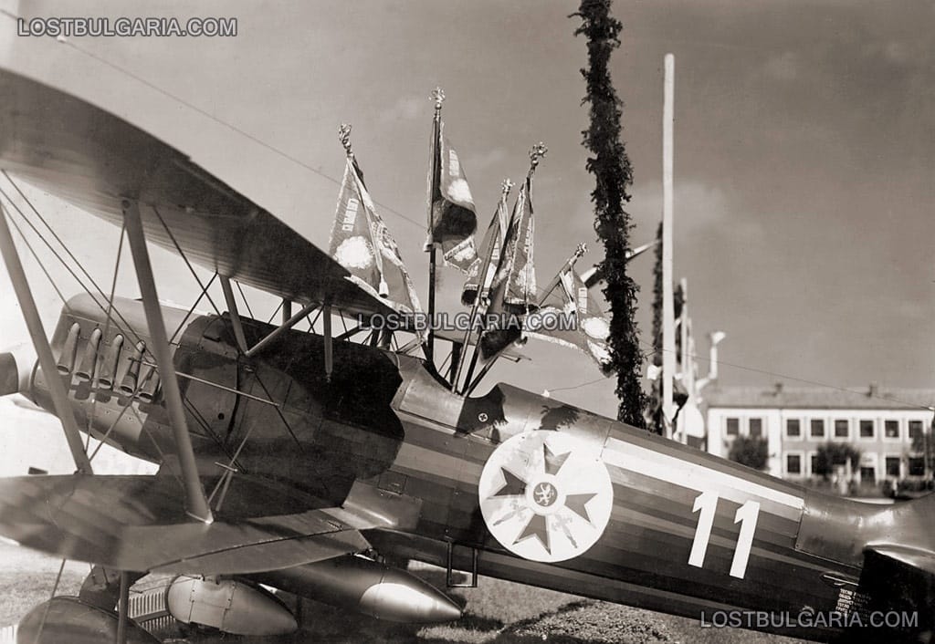 26 юни 1937 г., летище Божурище - изтребител Heinkel He 51B “Сокол”, украсен с бойните знамена след тържественото им връчване от Цар Борис III на авиационните полкове на възраждащата се българска военна авиация