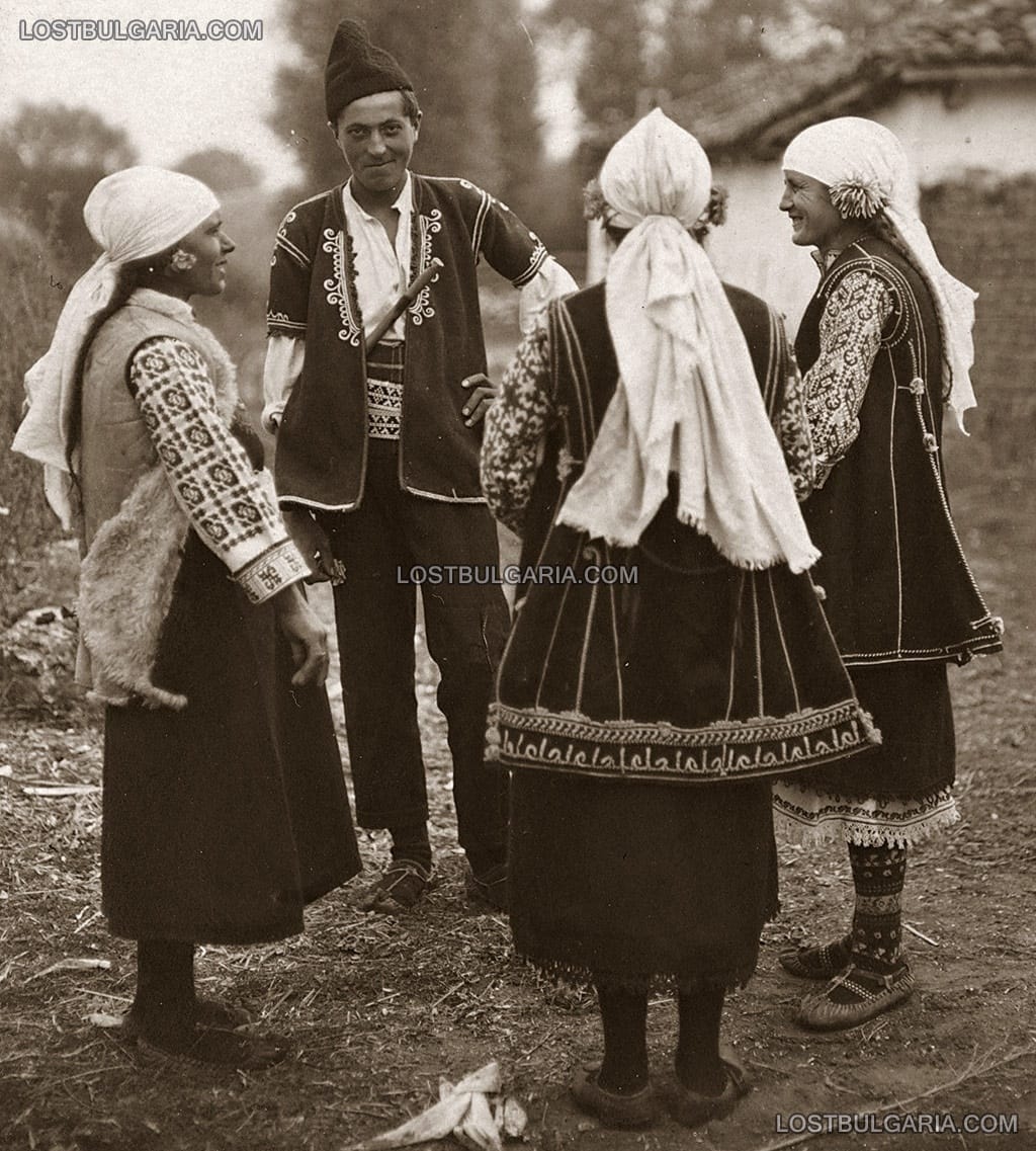 Шопи, облечени в носии от Шопско, 30-те години на ХХ век