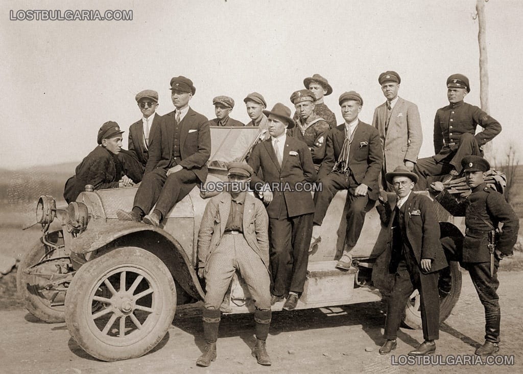 Разнородна група пасажери позират за спомен пред автомобил Мерцедес, 20-те години на ХХ век