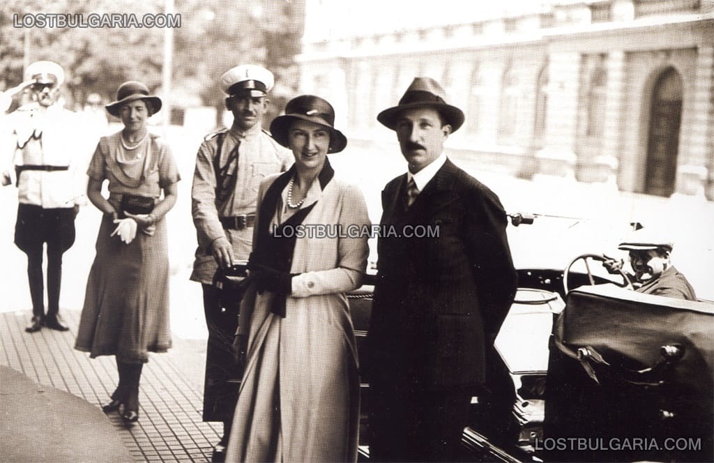 Н.В.Цар Борис III и Царица Йоанна пред входа на Военното министерство, 30-те години на ХХ век