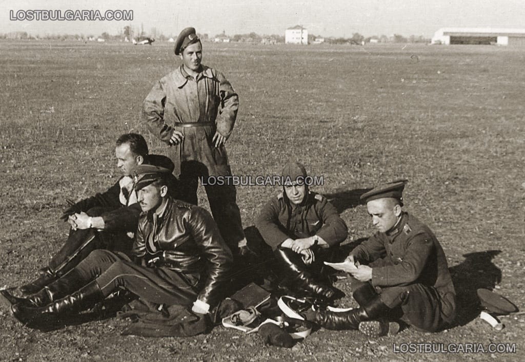 Екипаж и техници на пикиращ бомбардировач Junkers 87, летище Божурище