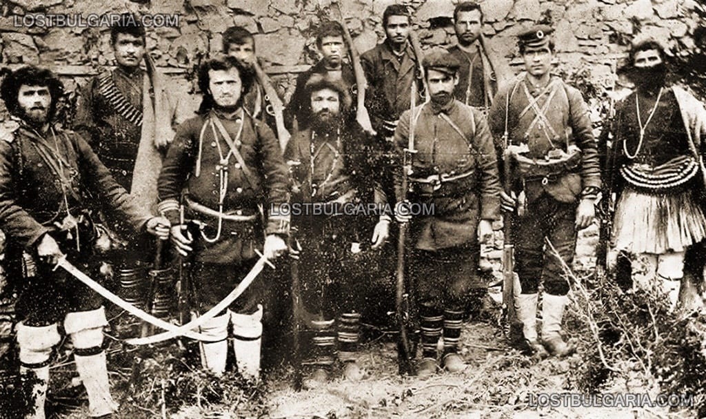 Четите на Тане (Тане Стойчев, най-вляво) и Дзоле (Лазар Стойчев, вторият отляво) от Лерин (Флорина)