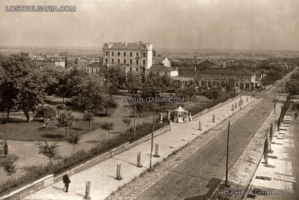 Стара Загора - стъргалото и Градската градина, високата сграда е някогашният хотел "Звезда", 1933 г.