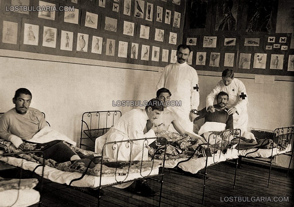 Лекари се грижат за ранени войници, настанени в Рисувалното училище